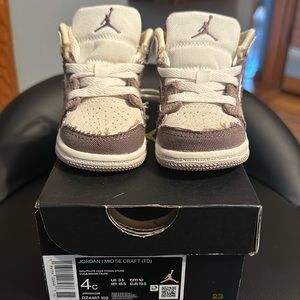 Jordan 1 mid SE Craft size 4C Color: sail/taupe haze-fossil stone